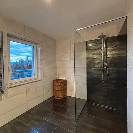 Moderne 4-zimmer Mit Balkon